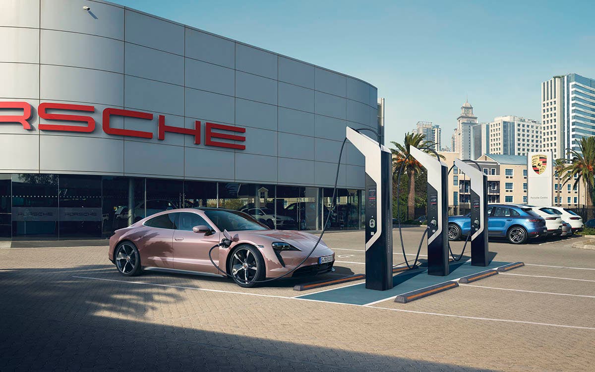 La voiture électrique comme service complet : Porsche présente l'initiative "Road-to-X".