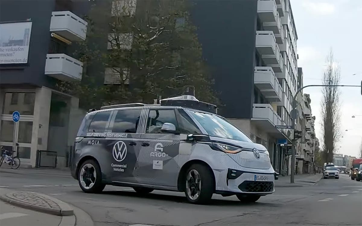 Le PDG du groupe Volkswagen teste la conduite autonome dans l'ID.Buzz