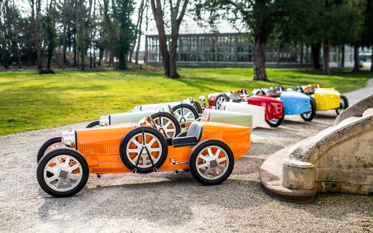 Un client achète six Bugattis électriques pour ses enfants au prix d'une Tesla Model 3 chacune.