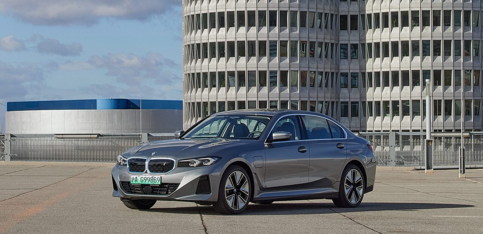 BMW dévoile la nouvelle i3 électrique basée sur la Série 3, mais elle n'est destinée qu'à la Chine pour le moment.