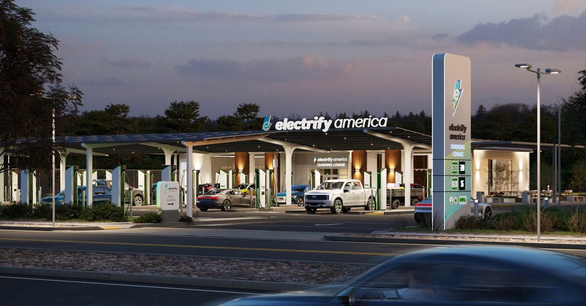 Electrify America dévoile une nouvelle station de recharge avec de meilleurs écrans, une meilleure gestion des câbles, des panneaux solaires et d'autres commodités.