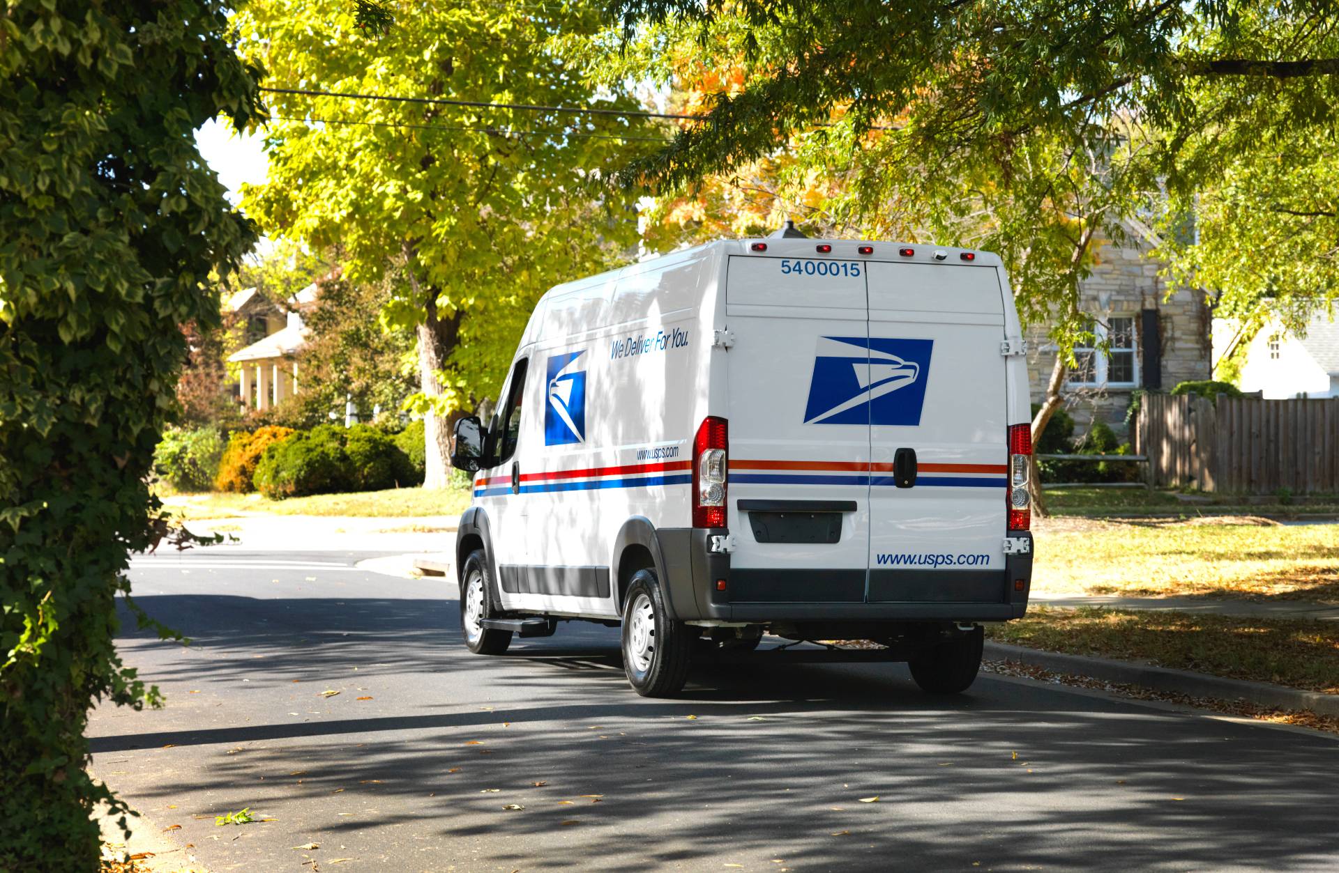 L'UAW et les États poursuivent USPS au sujet des nouveaux véhicules de livraison fonctionnant au gaz.