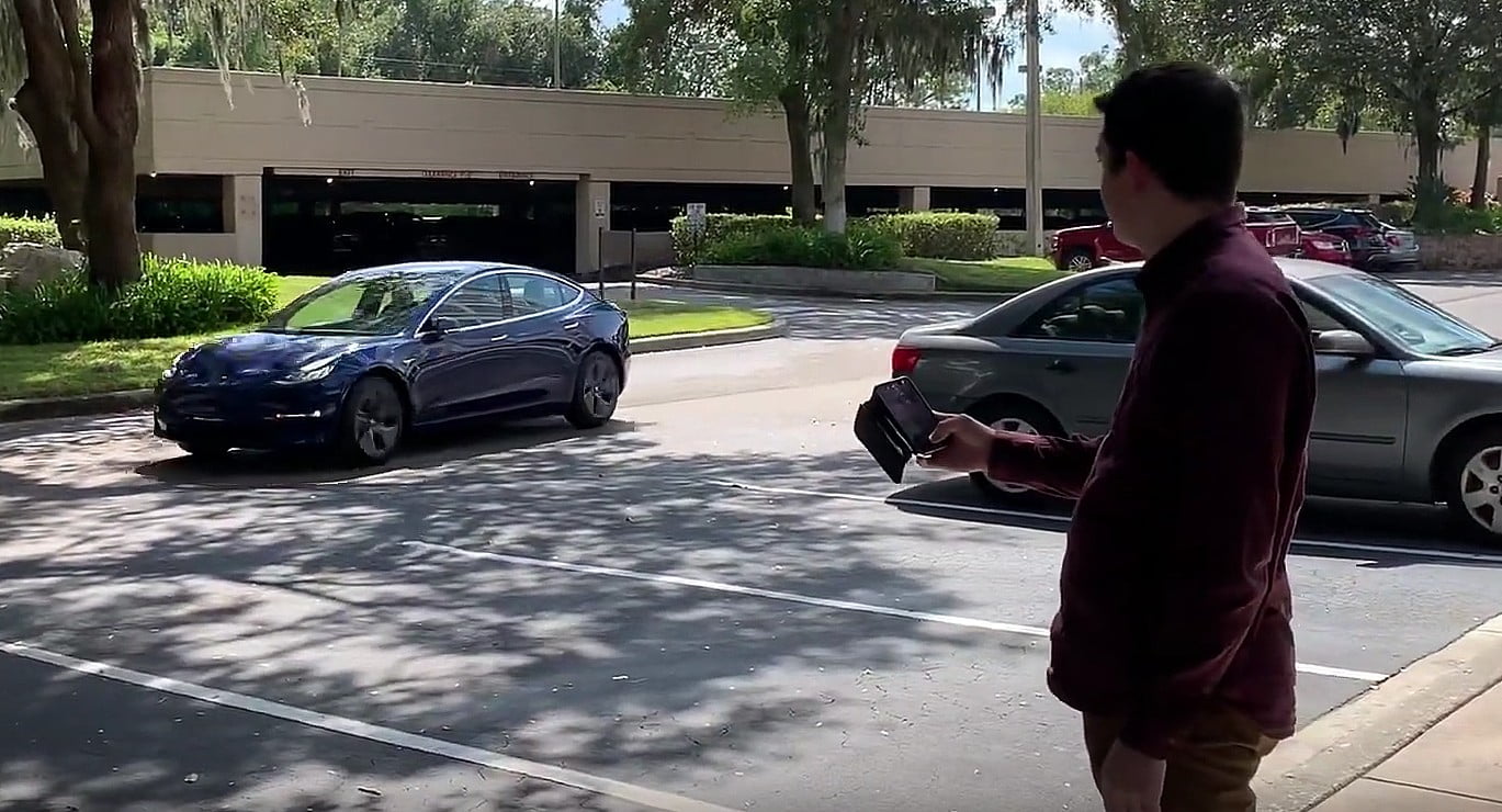 La fonction Boombox de Tesla déclenche un "rappel" de la NHTSA -- encore une fois.