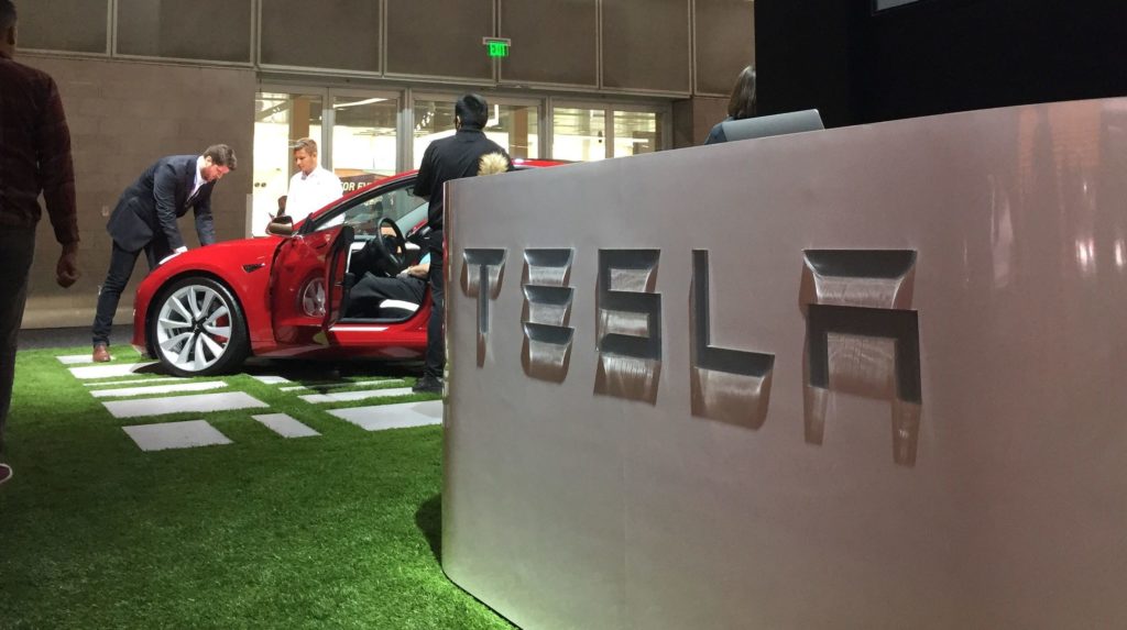Les actions Tesla chutent de près de 11 % après l'accord de 44 milliards de dollars de Musk sur Twitter