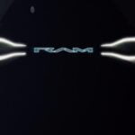Les débuts du RAM 1500 BEV sont prévus pour l'automne 2022, le teaser prend un coup au Ford F-150 Lightning