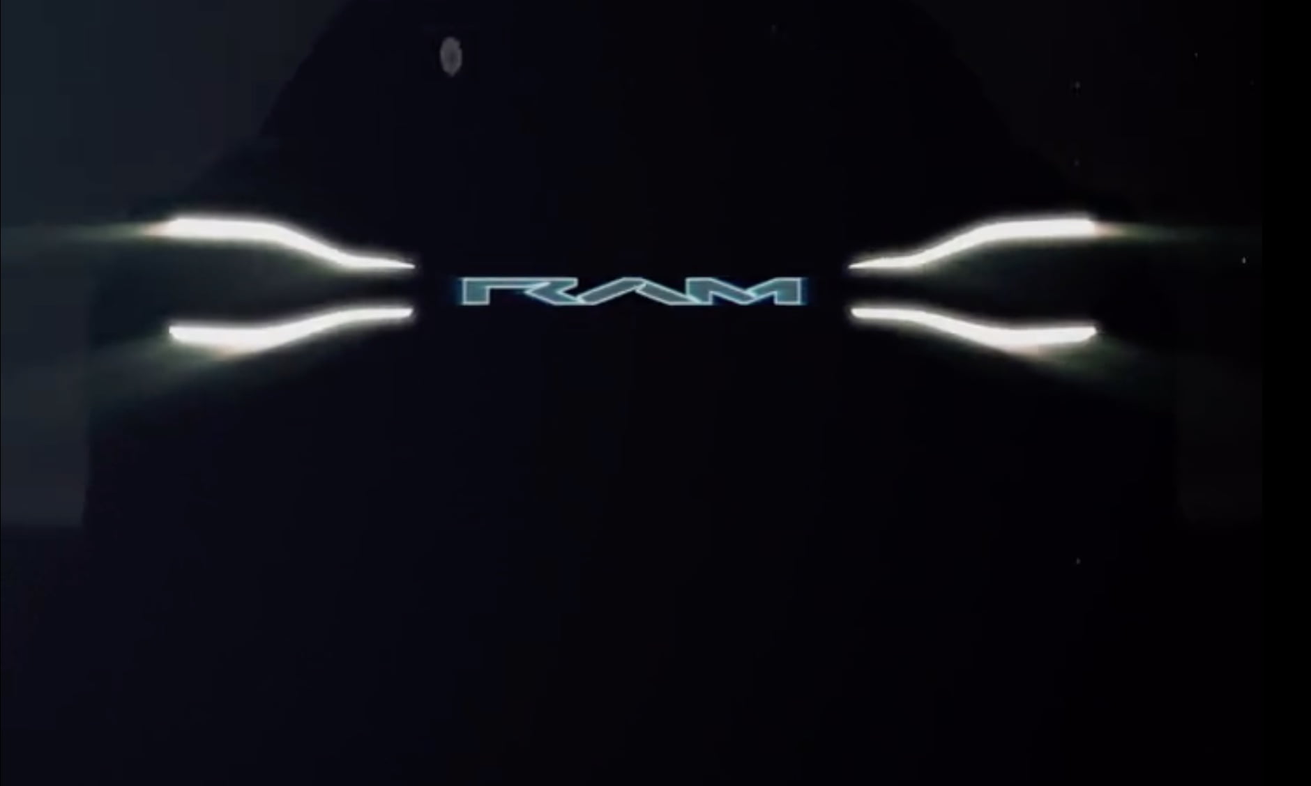 Les débuts du RAM 1500 BEV sont prévus pour l'automne 2022, le teaser prend un coup au Ford F-150 Lightning