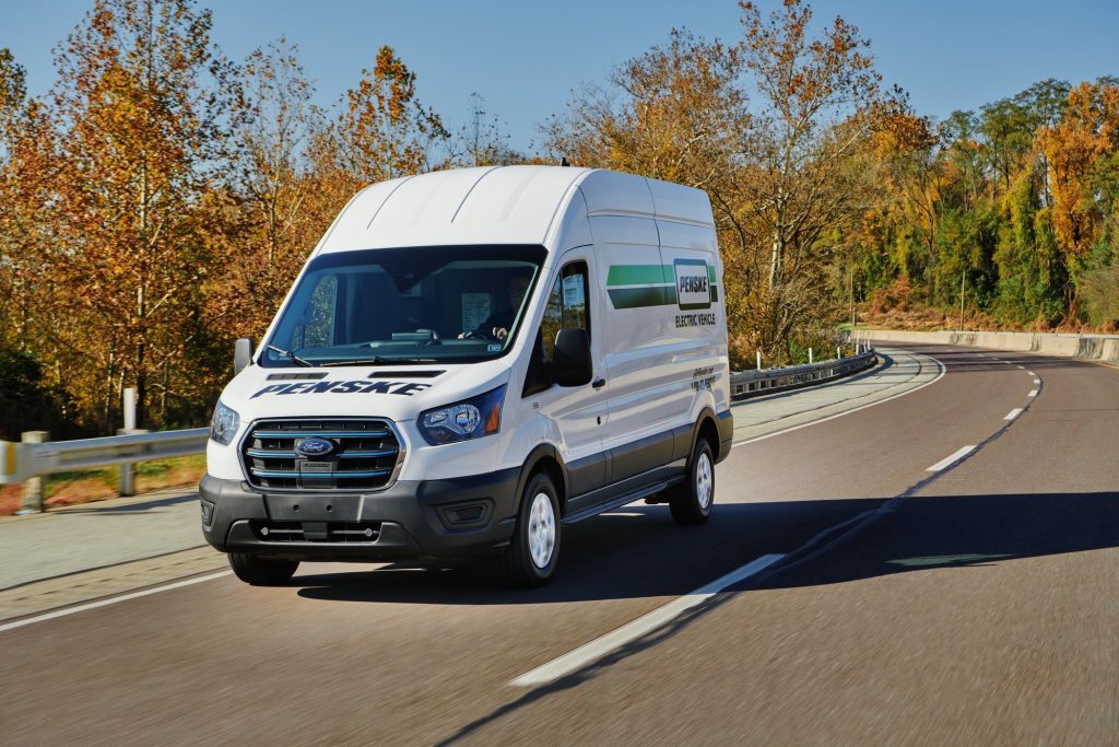 Penske ajoute le Ford E-Transit à sa flotte de fourgons de location et de leasing