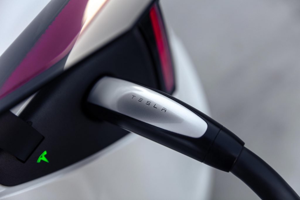 Tesla fait du chargeur mobile un accessoire optionnel pour l'achat d'un nouveau véhicule