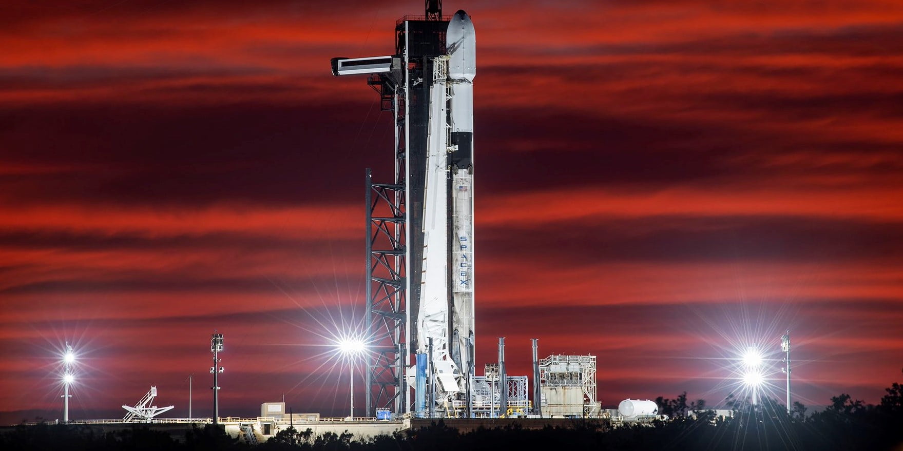 La fusée Falcon 9 de SpaceX passe à la verticale pour le 44e lancement de Starlink
