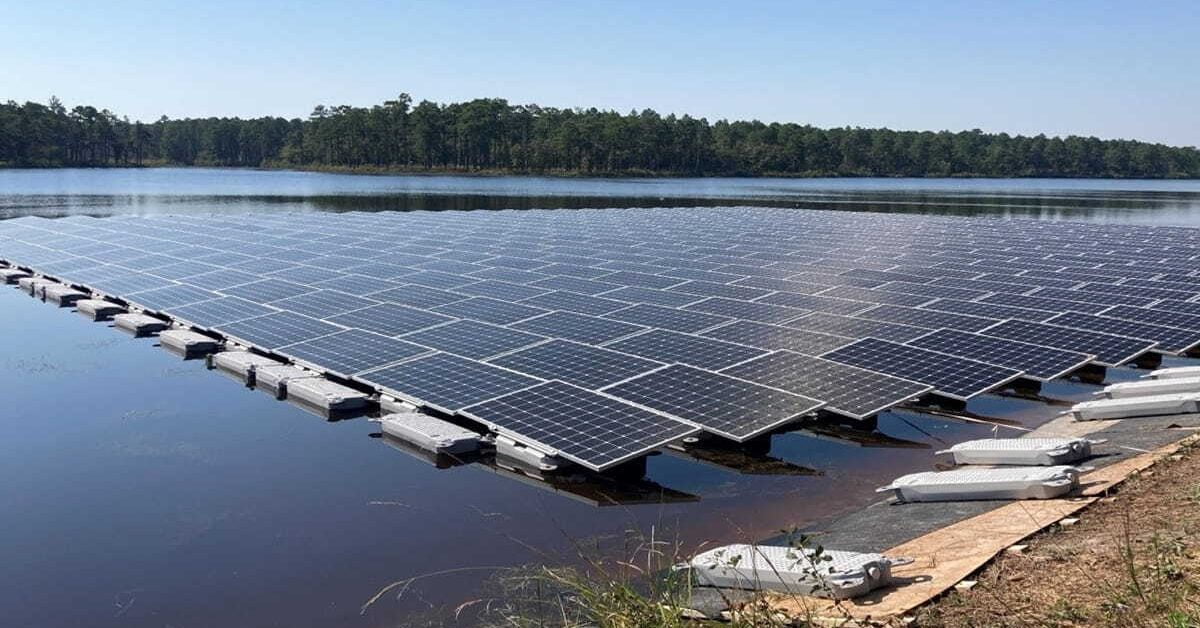 L'armée américaine vient de lancer la plus grande ferme solaire flottante du sud-est - pourquoi c'est une grande affaire