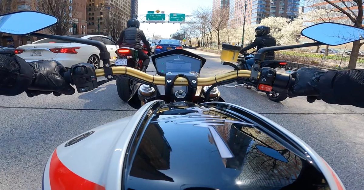 Première expérience de conduite sur les motos électriques italiennes d'Energica : Je ne peux m'empêcher de sourire