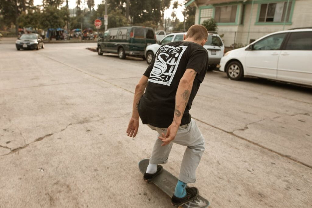 Homme pratiquant le skateboard