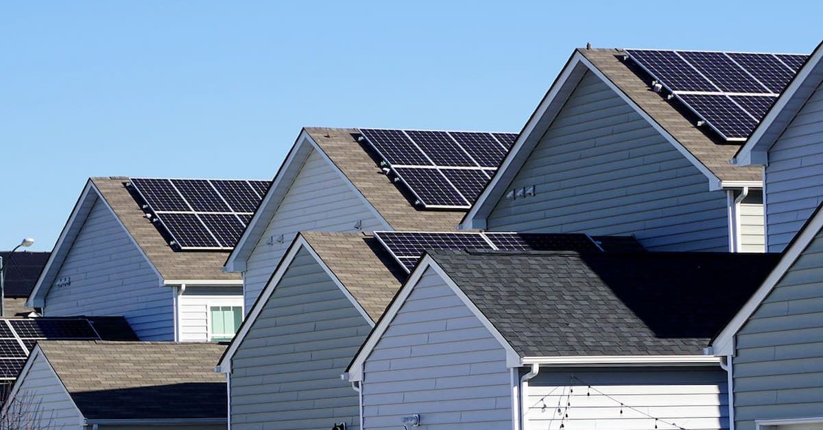 Les Américains vont installer un record de 5,6 GW de solaire résidentiel en 2022 - voici pourquoi
