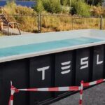 Tesla déploie une piscine dans une station Supercharger