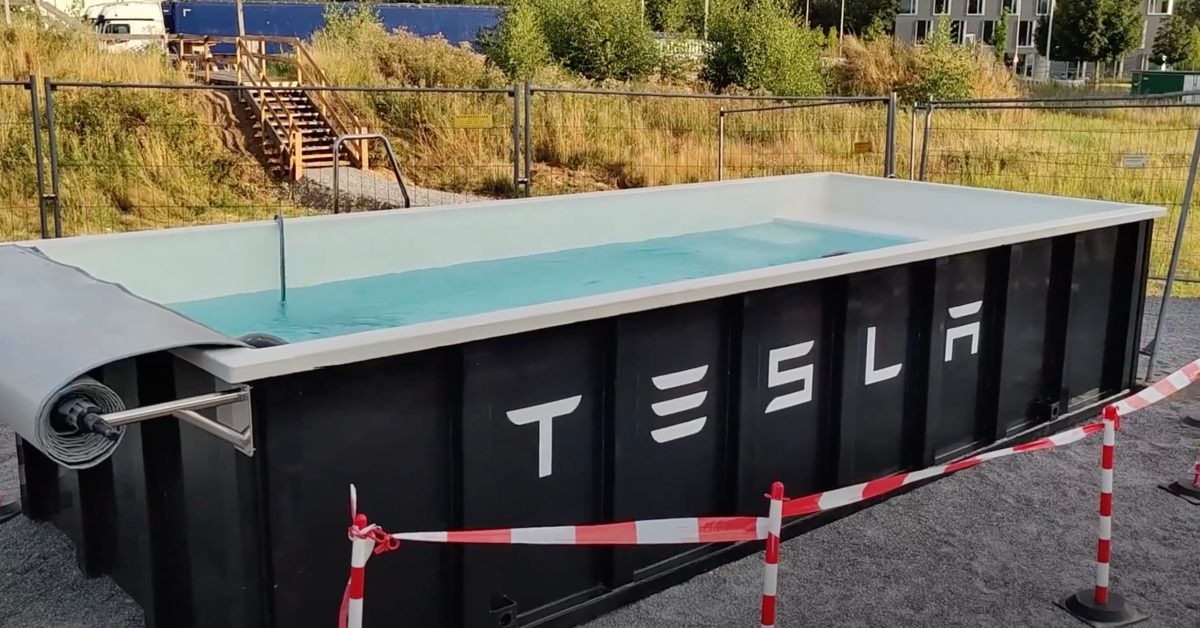 Tesla déploie une piscine dans une station Supercharger