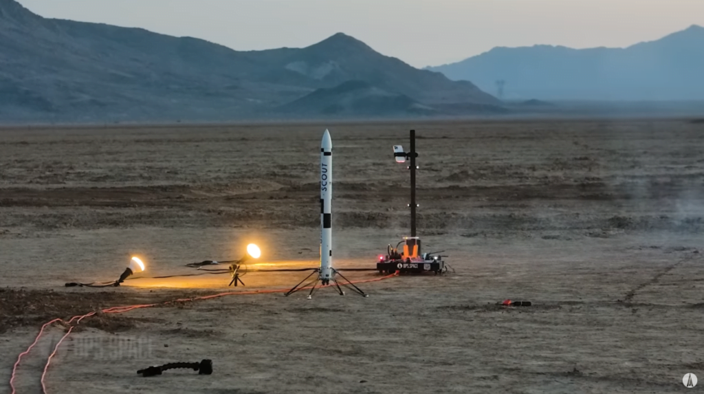 Un homme fait atterrir un modèle réduit de fusée comme le Falcon 9 de SpaceX - après 7 ans d'essais [VIDEO] - TeslaNorth.com