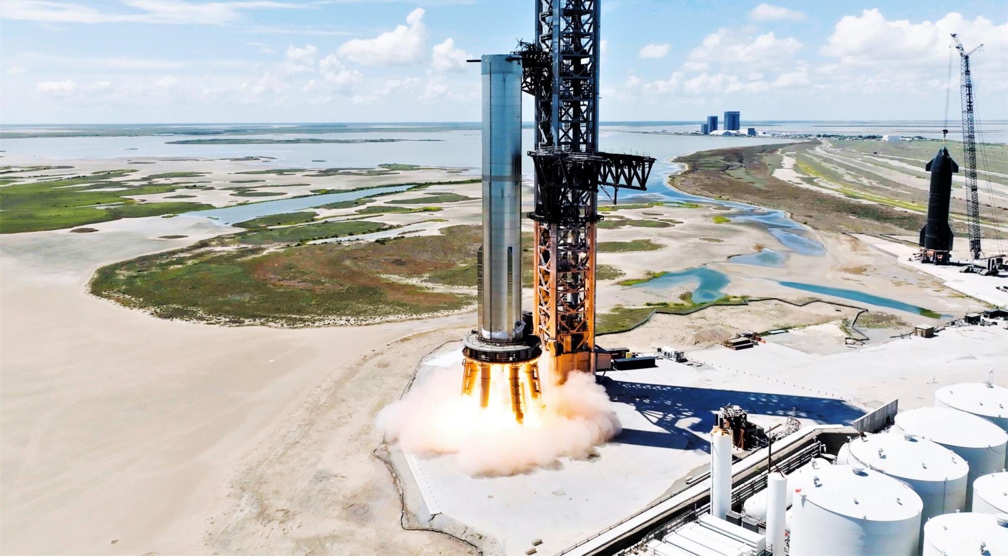 SpaceX bat le record de test du Starship, fait rouler le prochain booster vers la rampe de lancement.