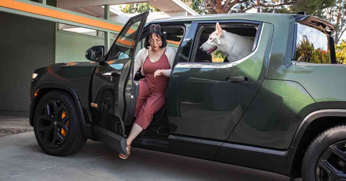 La dernière mise à jour du logiciel Rivian inclut le "mode agenouillement" pour faciliter l'entrée et la sortie en abaissant la hauteur du véhicule.