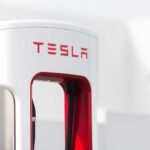 Un employé de Tesla heurté par une voiture lors d'un incident loufoque au Supercharger