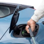 Auto elettriche: per una ricarica si spende fino al 161% in più