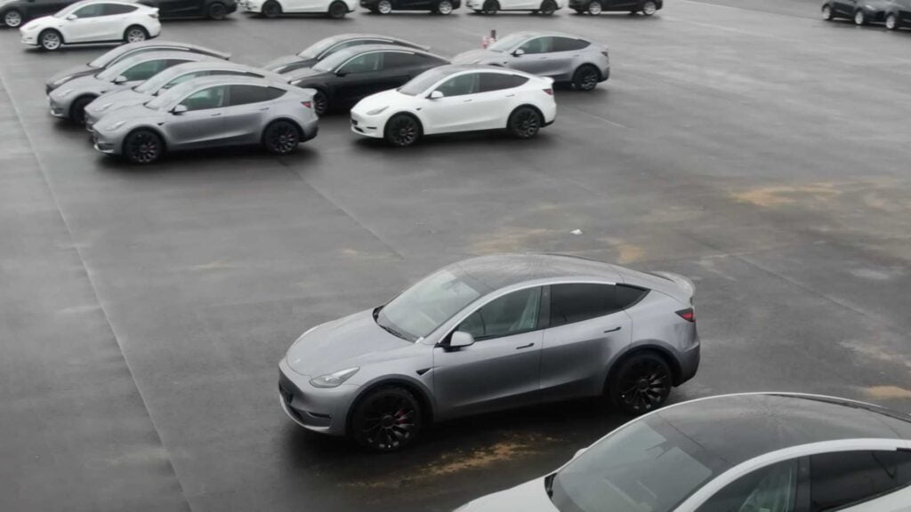 Quicksilver Tesla Model Y vu à l'extérieur de la Gigafactory de Berlin avec un intérieur blanc