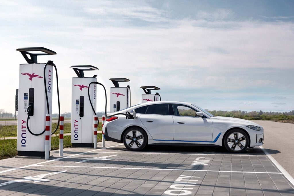 Le calendrier du Rivian R2, les VE abordables de BMW, les batteries Bollinger : Les nouvelles automobiles d'aujourd'hui