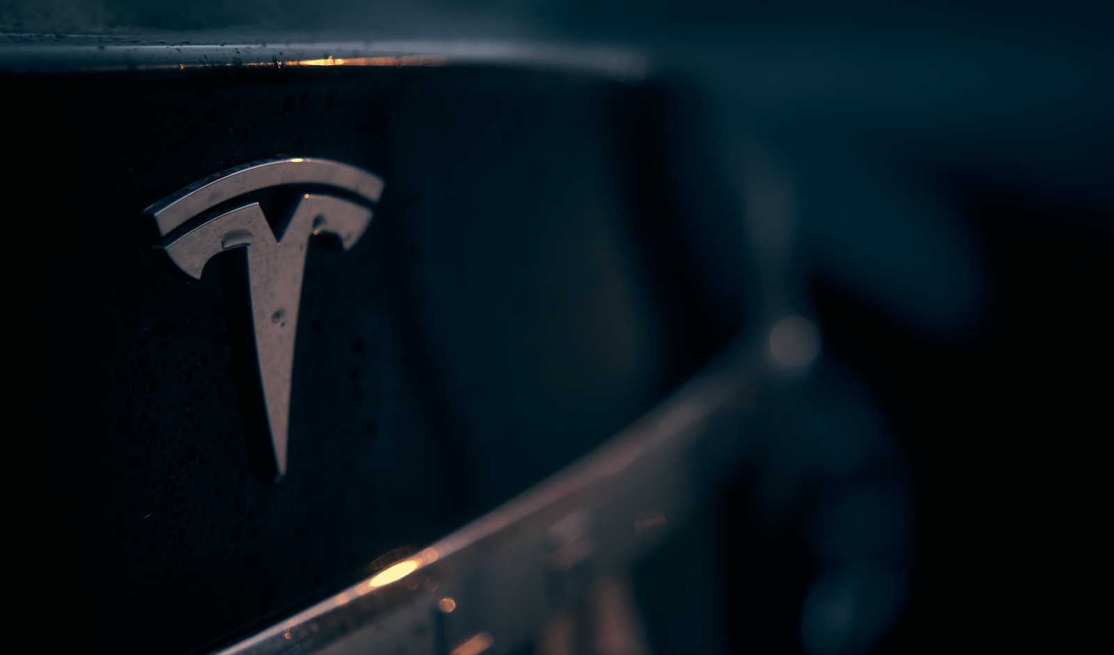 Logo Tesla en noir et blanc sur le capot arrière d'une Model S