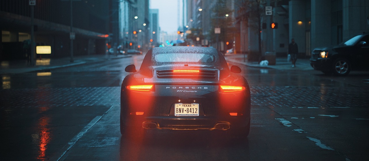 Porsche 911 cabriolet dans une rue de New York