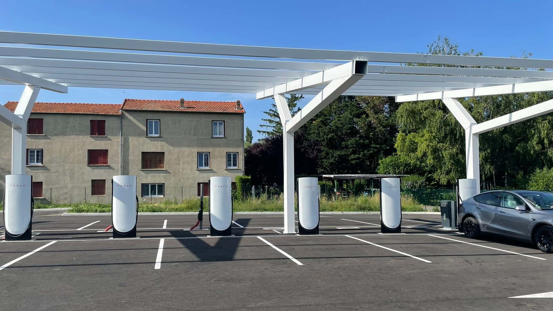 Superchargeur Tesla V4 Clermont-Ferrand France