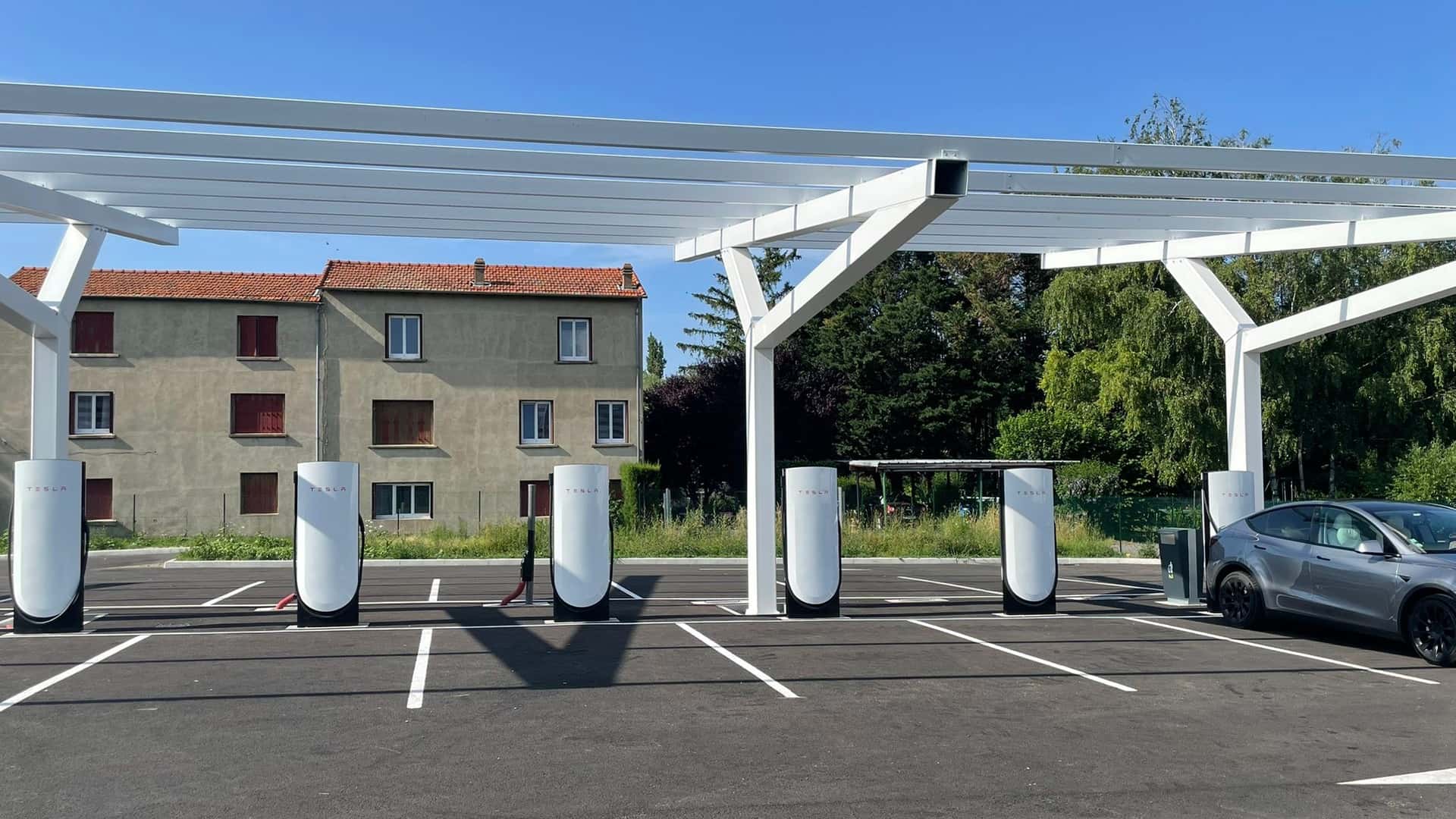 Une nouvelle station de supercharge V4 Tesla fait son apparition en France
