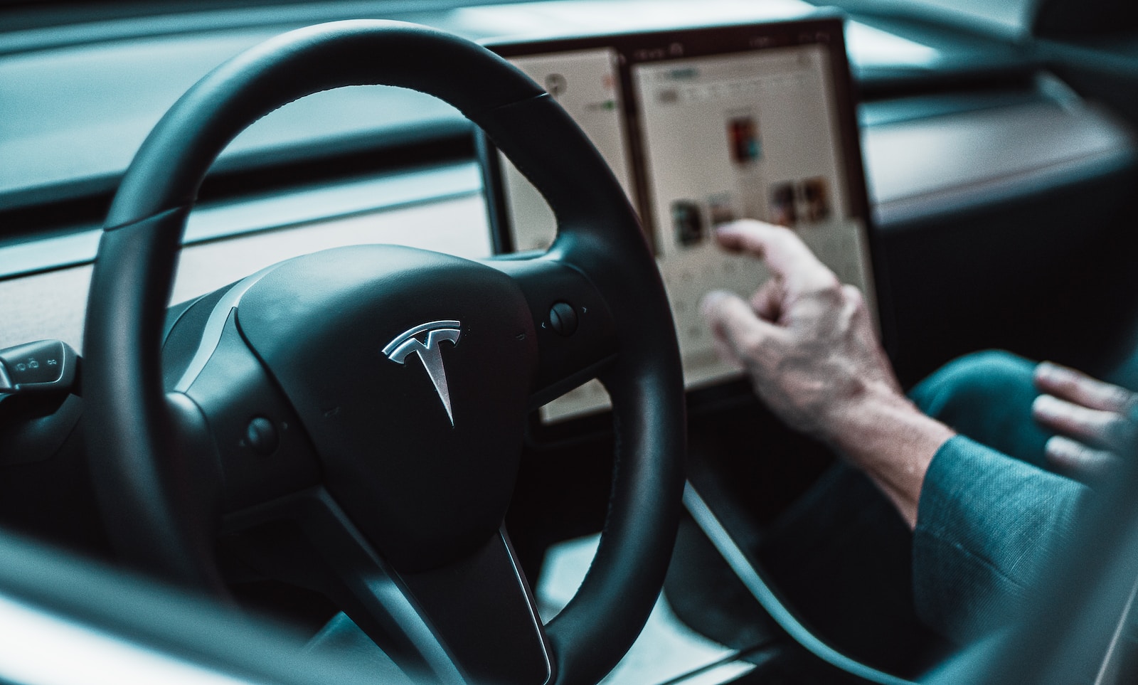 Tesla intérieur conduite