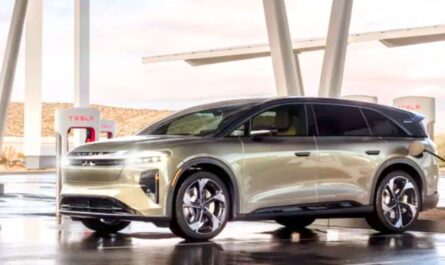 Ce SUV américain promet des sueurs froides à Tesla avec une capacité inédite de recharge pour un modèle "standard"